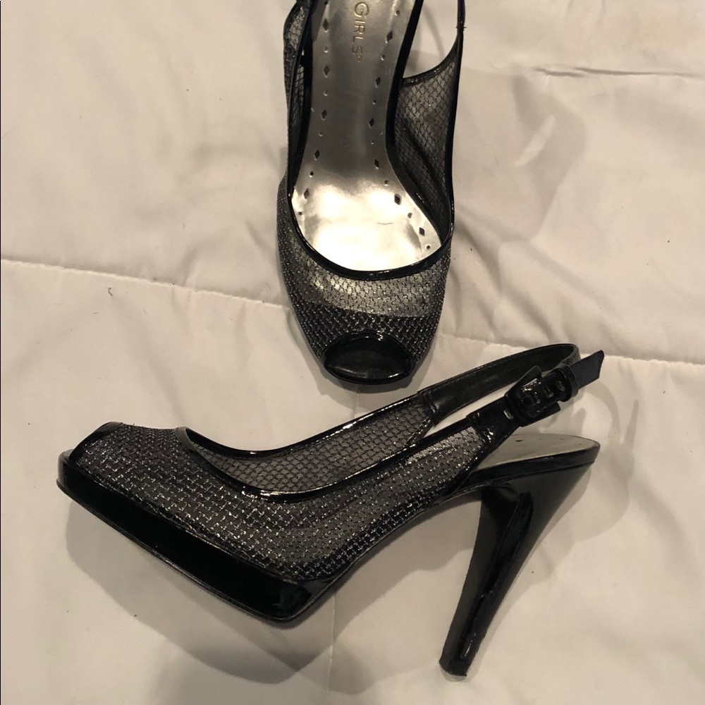 BCBG Girls peep toe pumps. Black/silver